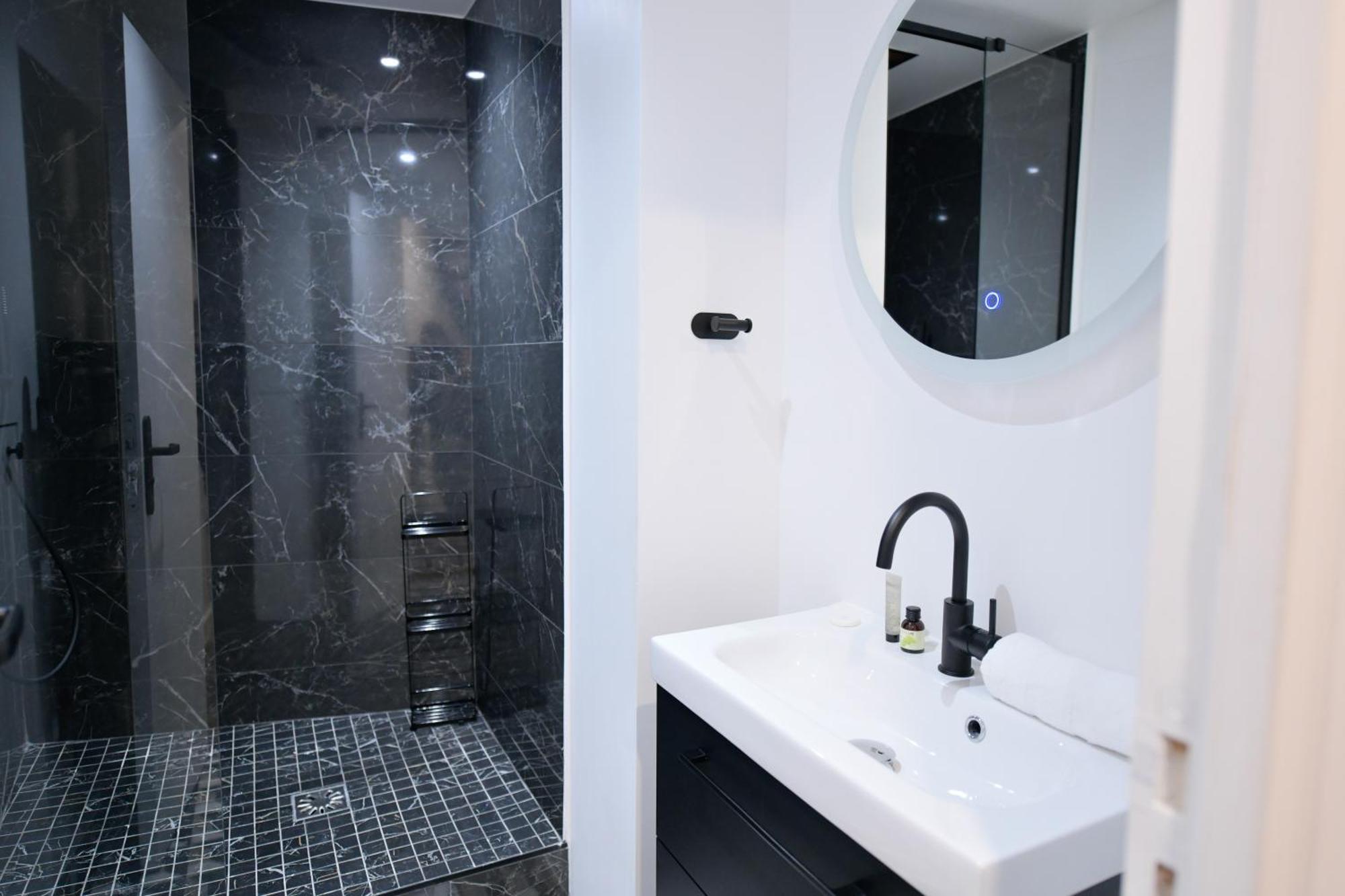Montmartre Marvel! Designer Apartment Near Metro Paris Extérieur photo